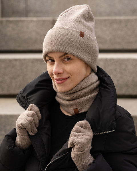 Women's Knitted Beanie & Gloves 2-Piece Set Creamy beige