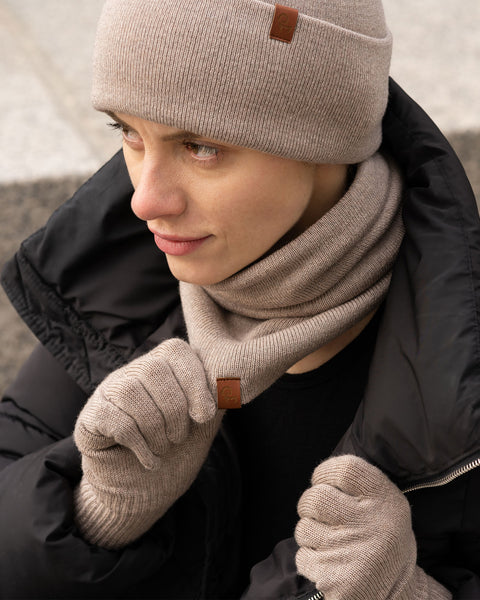 Women's Knitted Beanie & Gaiter 2-Piece Set Creamy beige