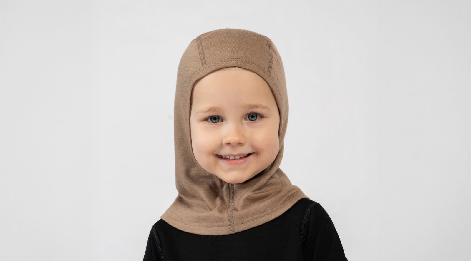 Warm unisex kids‘ hood balaclava made from Merino wool for outdoor activities. 