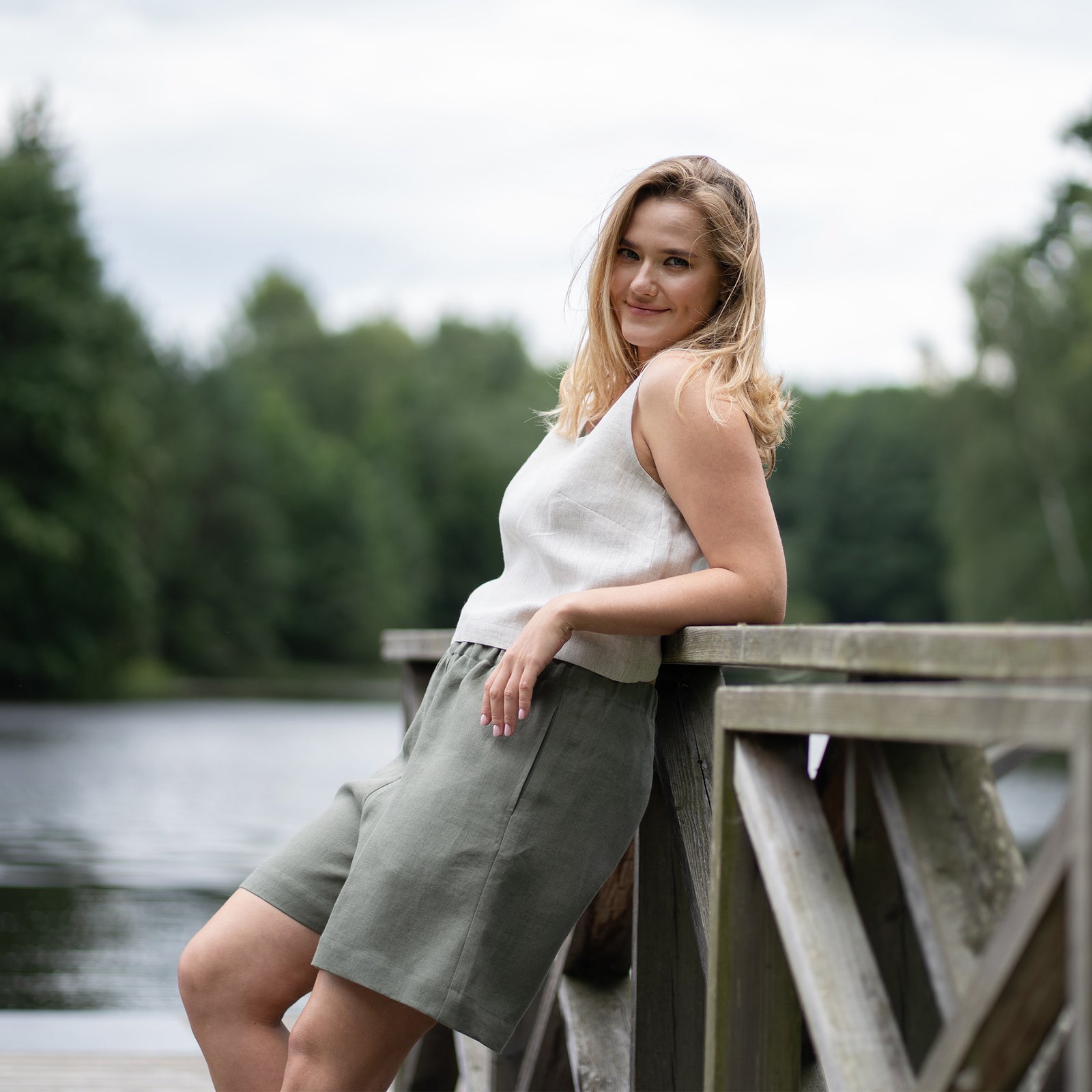 Linen Bermuda shorts in the color cloudy blue. High-waisted longer shorts with pockets and elastic waistband.