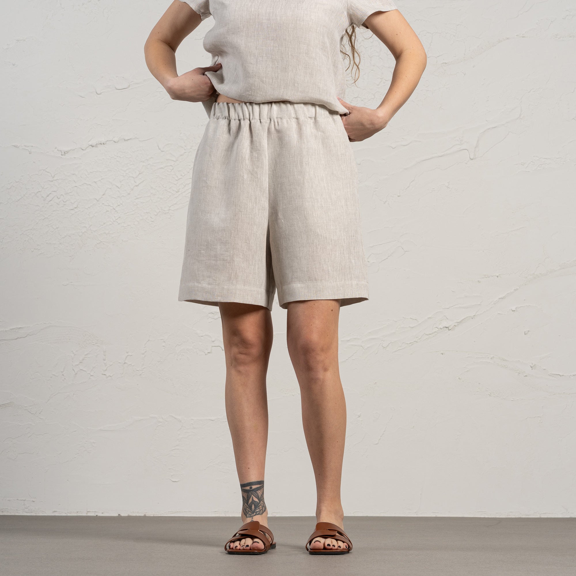 Linen Bermuda shorts in the color cloudy blue. High-waisted longer shorts with pockets and elastic waistband.