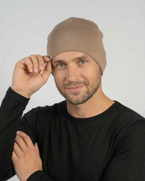 Man wearing beige merino wool beanie hat, soft breathable men’s merino wool hat designed for everyday comfort, outdoor activities, and natural temperature-regulating warmth.