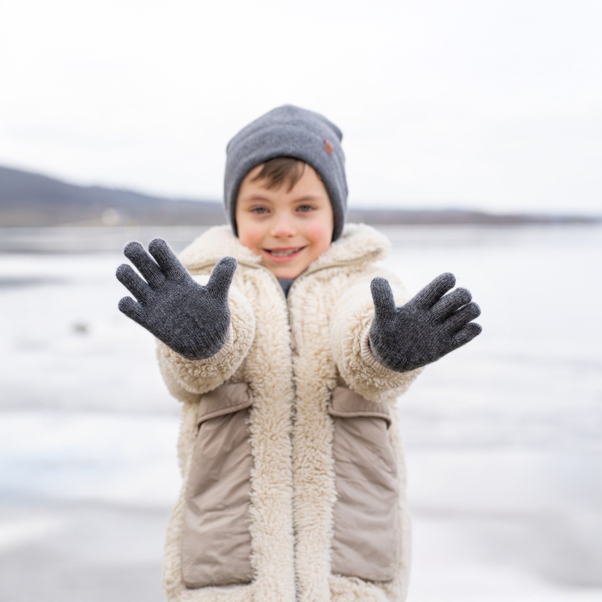 Kids' Gloves Knitted Merino & Cashmere in dark gray color.