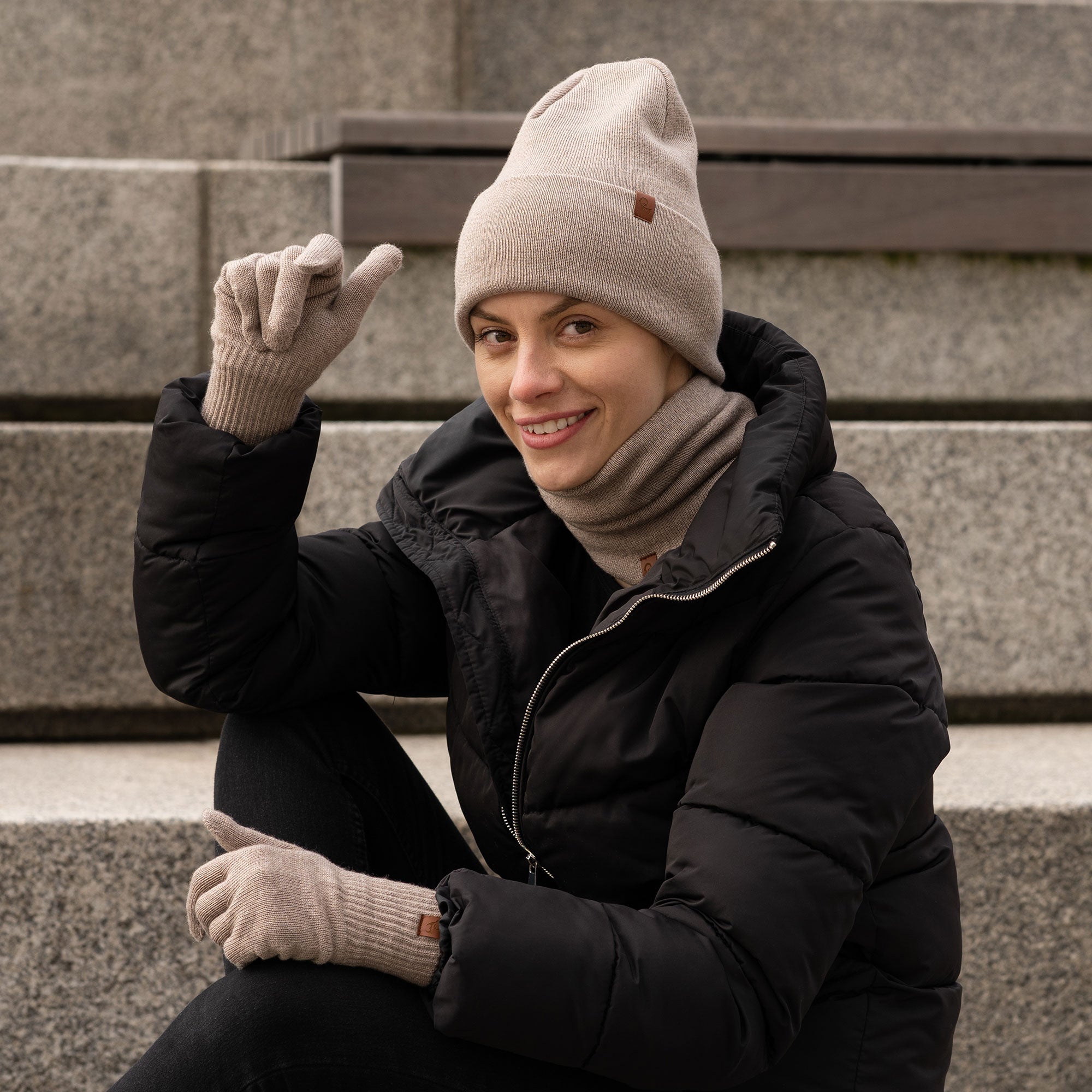 Women's Knitted Beanie & Gloves 2-Piece Set Creamy beige