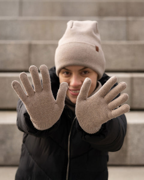 Women&#39;s Knitted Beanie &amp; Gloves 2-Piece Set Creamy beige