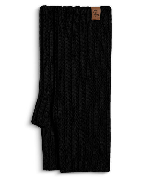 Packshot of menique women&#39;s wrist gloves in the color black in the white background