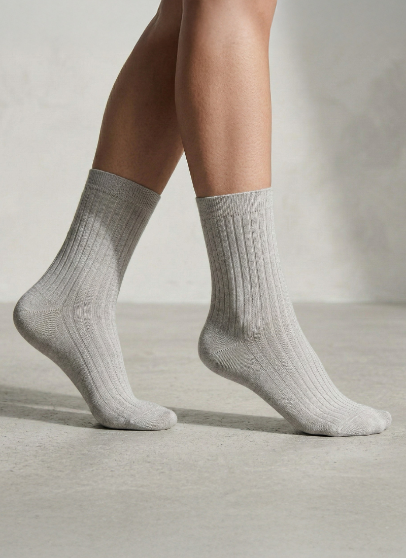 Women’s light gray merino wool ribbed crew socks, breathable temperature-regulating everyday socks with soft stretch fit