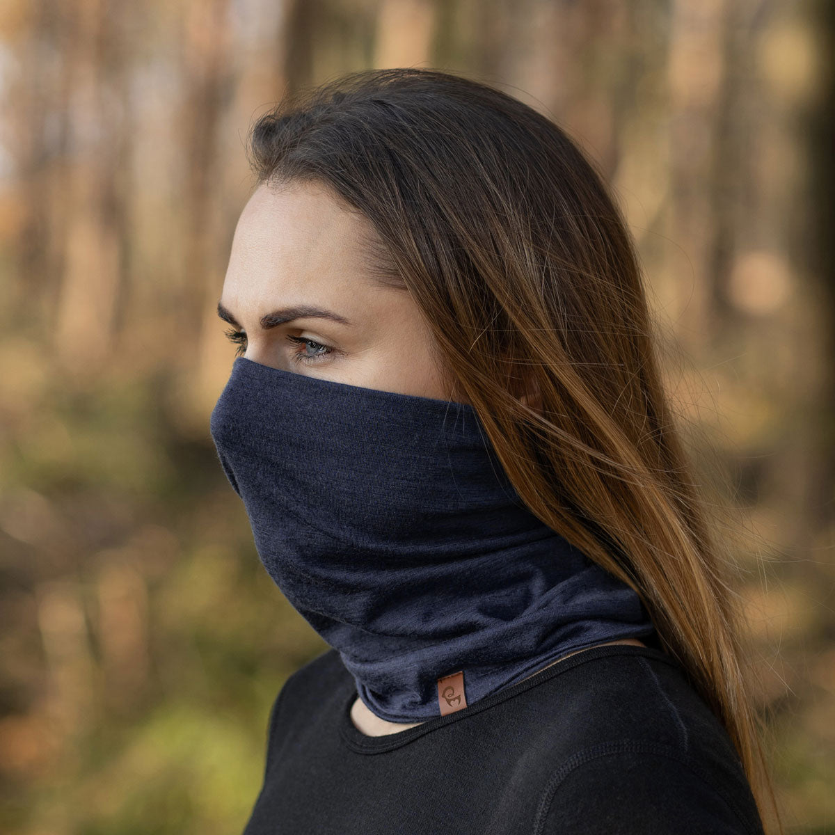 menique unisex neck gaiter in dark blue color, in a white background.